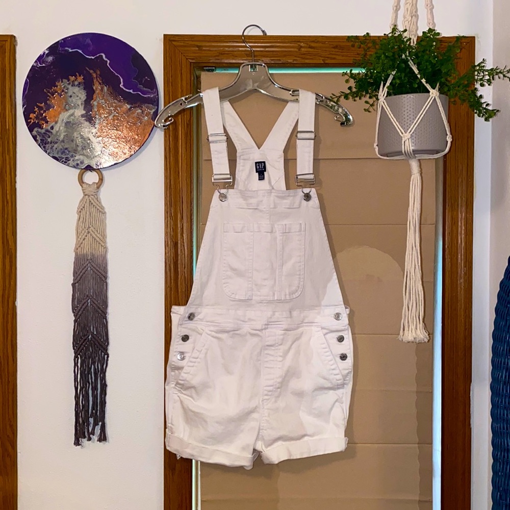 White Gap overall shorts, M